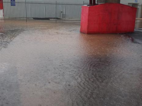 נהרות זורמים באיצטדיון