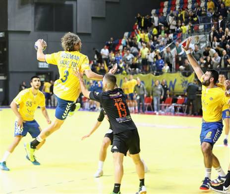 יואב נאמן בחצי הגמר. יוכל לזכות בגביע השמיני שלו צילום (הדר ואן קולא, איגוד הכדוריד)