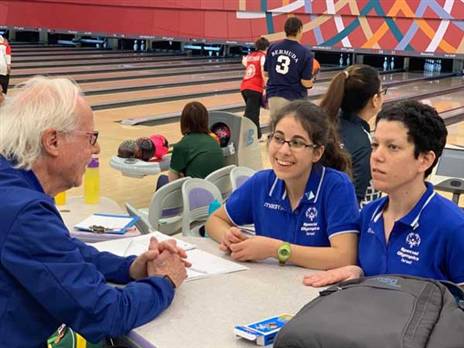 הרן ופלא מחכות להתחרות (באדיבות ספיישל אולימפיקס ישראל)