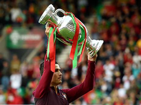 רונאלדו ופורטוגל. יוצאים להגן על התואר (FRANCISCO LEONG/AFP/Getty Images)