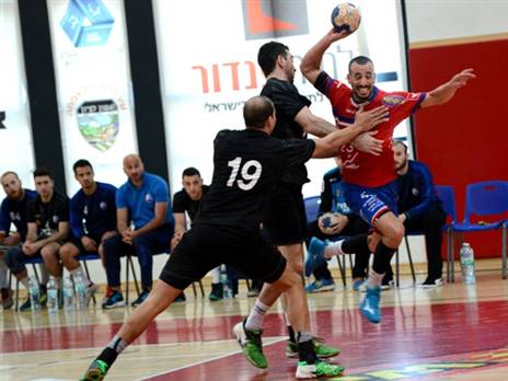 עוז חממי מול תומר שמעוני ויוסי אפו ביום שישי (גבי אלאלוף)