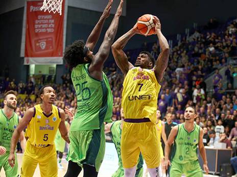 דקוואן ג'ונס מול שחקני ססארי (אלן שיבר)