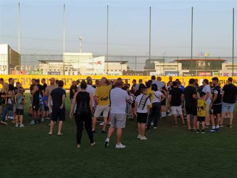 קהל נתניה במהלך האימון. עזרו להרים את המורל? (מוטי פשכצקי)