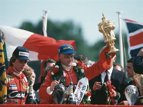 לאודה מנצח ב-1982 באנגליה. לצידו משמאל נהג המירוצים של פרארי, האיטלקי דידייר פירוני המנוח