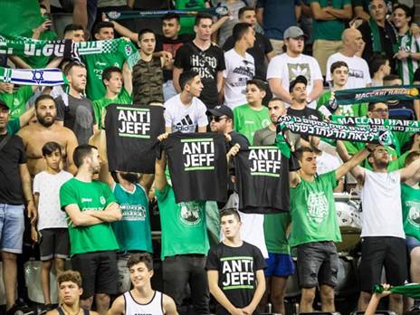 האוהדים מחו נגד הבעלים ג'ף רוזן (צילום: עודד קרני)