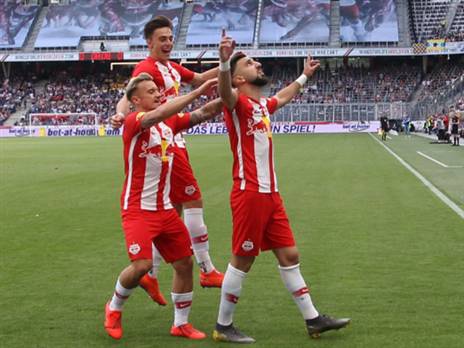 מתנת פרידה. דאבור חוגג (צילום: זלצבורג)