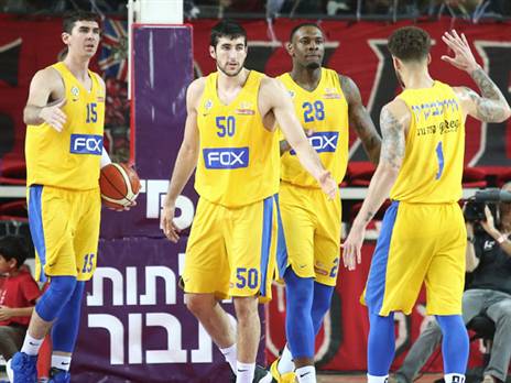 לא רוצה לחזור לאולם של הפועל. מכבי ת"א חוגגת (צילום: אלן שיבר)