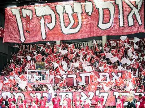 הקהל האדום באחד ממשחקי הדרבי הלוהטים (עודד קרני)