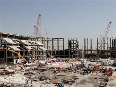 עבדות של ממש. עבודות הבנייה על האצטדיונים (getty)