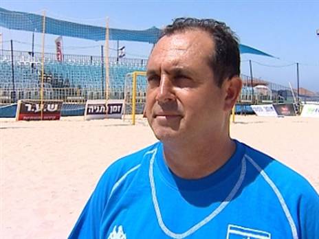 לם. קיבל את המפתחות לקבוצת הנוער של חיפה (אלן שיבר)