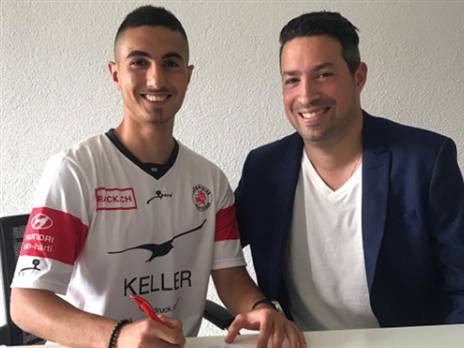 מחאמיד במעמד החתימה