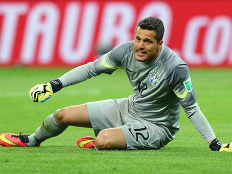 סזאר על הרצפה. מחזה שחזר על עצמו מספר פעמים באותו ערב (GETTY)