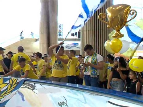 נתב"ג נצבע בצהוב