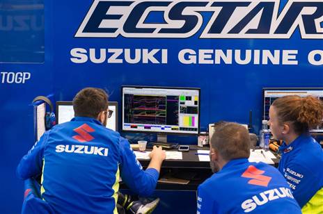 אנשי הדאטא של קבוצת המרוצים של סוזוקי ל-MotoGP (צילום: עמרי גוטמן)