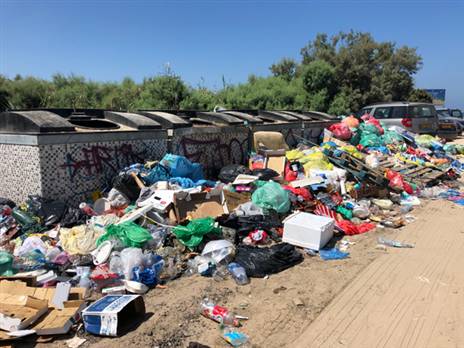 פסולת בכניסה לחוף. ליד הפח, מה פתאום בתוכו