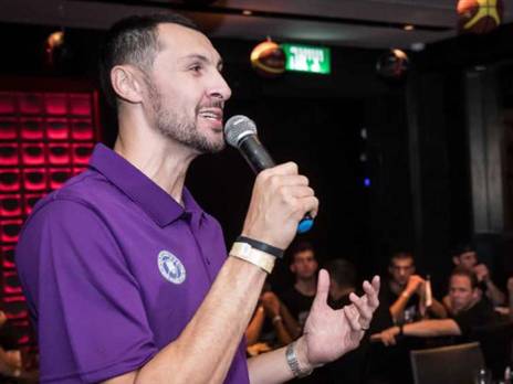 שוב בישראל, הפעם בסגול. טוני גפני (עודד קרני)