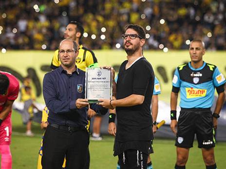 יותר מדי חגיגות מחוץ למגרש. חוגג מקבל את 'מגן ההדר הבית"רי' (אלן שיבר)