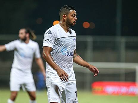 מתקשה להשתלב. רואיס (סוכנות ג'יני)