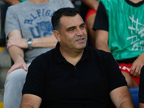 לא יכול להיות מרוצה ממה שהוא רואה על הדשא. קורצקי (ניר קידר)