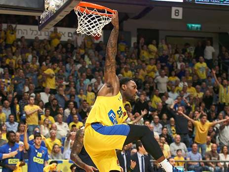 בלאק עושה עבודה טובה מתחת לסל (אלן שיבר)