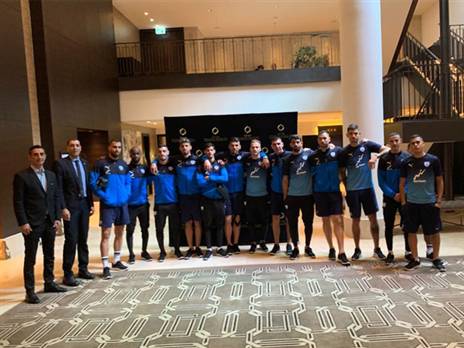 סמנכ"ל ישרוטל, עמית בהט, מארח את נבחרת ישראל