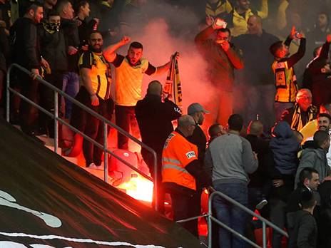 אוהדי בית"ר זרקו אבוקות (אלן שיבר)