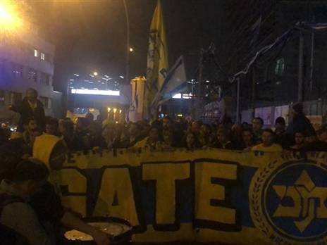 צעדה של האוהדים הצהובים לאולם בברלין. (אלעד גולדשטיין, מכבי ת"א)