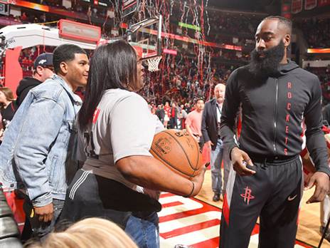 אמא, תשמרי לי. ג'יימס הארדן ואימו בסיום המשחק (GETTY)