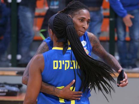 בנות אשדוד מתחבקות אחרי המשחק. (צילום: קובי אליהו, באדיבות מנהלת ליגת העל לנשים בכדורסל)