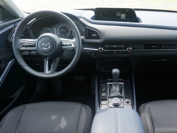 תא הנוסעים של מאזדה. לא חף מבעיות, אבל עשוי כהלכה והנדסת האנוש טובה