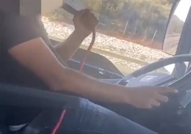 מעשנים נרגילה ונוהגים (מתוך סרטוני טיקטוק)