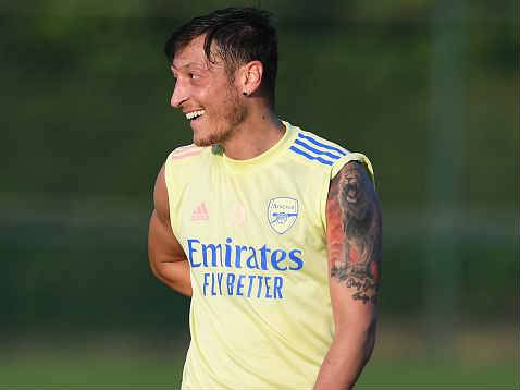 צוחק כל הדרך לבנק, אוזיל (getty)