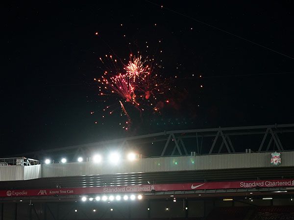 אז מה פשר הזיקוקים באנפילד? (GETTY)