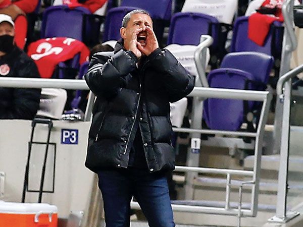 ניר קלינגר. היה מרוצה משחקניו בדרבי (אלן שיבר)