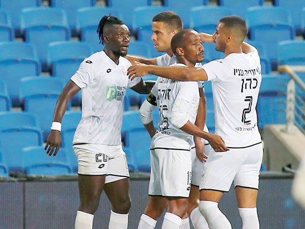 משחק מצוין של החבורה של קורצקי (אלן שיבר)