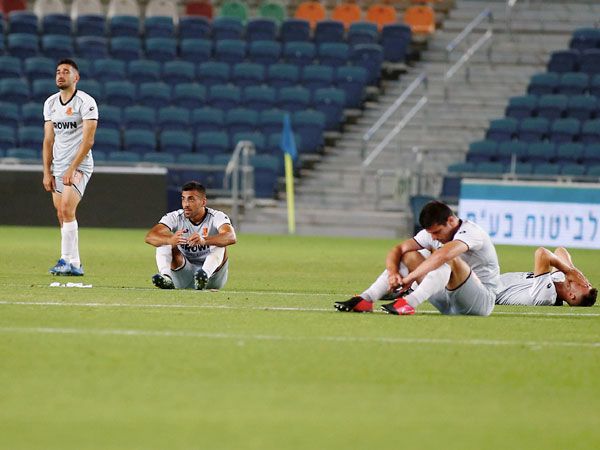 מגבו שינה הכל. בני יהודה בצרות צרורות (אלן שיבר)