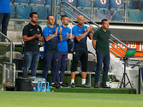 בכר והצוות. מלווה אותו עוד מב"ש (אלן שיבר*