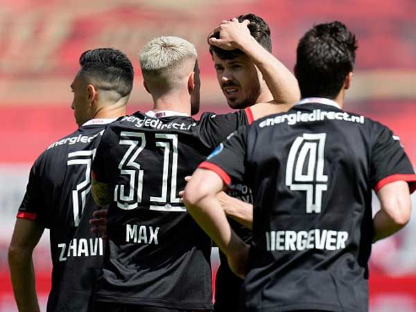 מרקו ואן חינקל חוגג. שער מרגש לקפטן של פ.ס.וו (Getty)