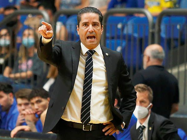 ספרופולוס, רוצה לזכות בגביע ראשון כמאמן מכבי ת"א (אלן שיבר)