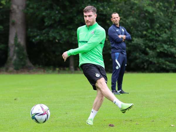 ראיין סטריין. לראשונה בירוק (צילום: האתר הרשמי של מכבי חיפה)