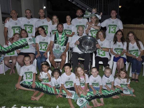 כל משפחת ארד עם עודד ז"ל במרכז (צילום באדיבות מכבי חיפה, האתר הרשמי)