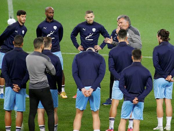 ווילי זוכה לתמיכת השחקנים (אלן שיבר)