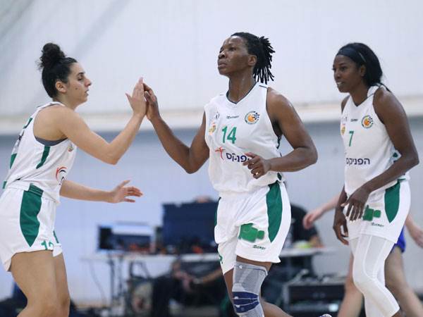 טיירון מוסבי, יוז'ו יוגוקה ושהד עבוד חוגגות (מנהלת ליגת העל לנשים בכדורסל)