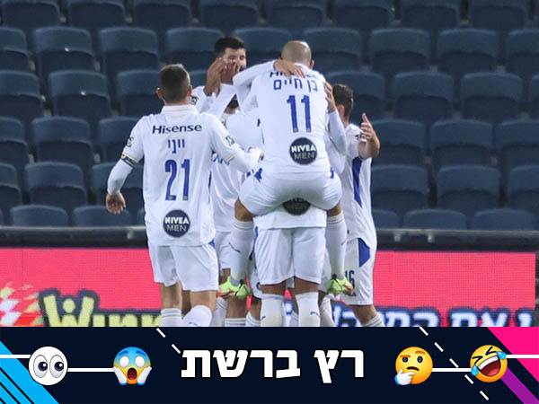 שחקני מכבי ת"א חוגגים עם פריצה (דני מרון)