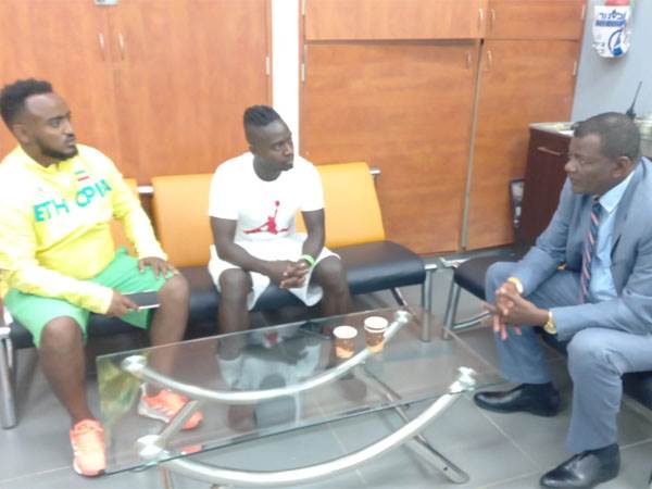 סלליך עם יו"ר ההתאחדות האתיופית וחבר הנהלה