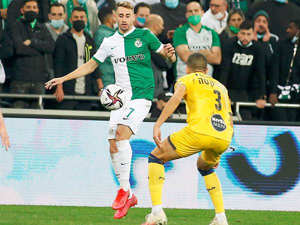 הסמל לניצחון ההתקפה. אצילי (צילום: אלן שיבר)