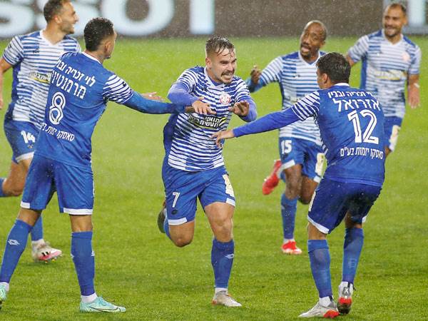 שחקני חדרה חוגגים בגבע נגד סכנין. הכנסה חשובה (אלן שיבר).