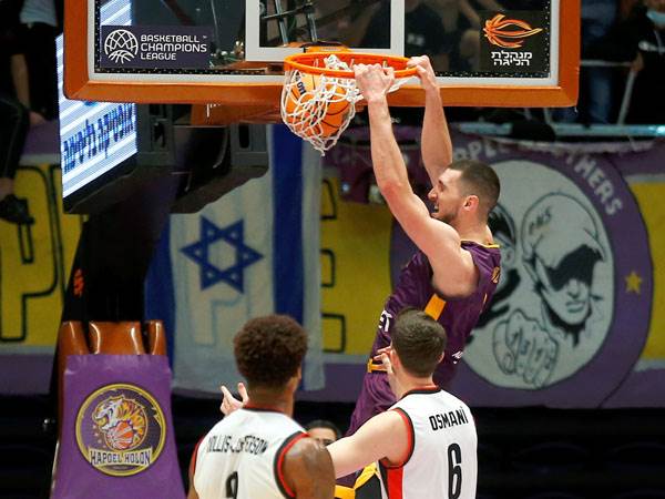 תרם עשר נקודות משלו. סטיב זאק (אלן שיבר)