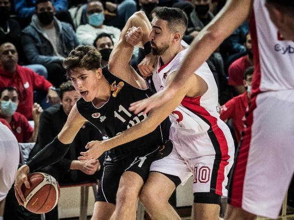 אדם אריאל מתקשה (עודד קרני)