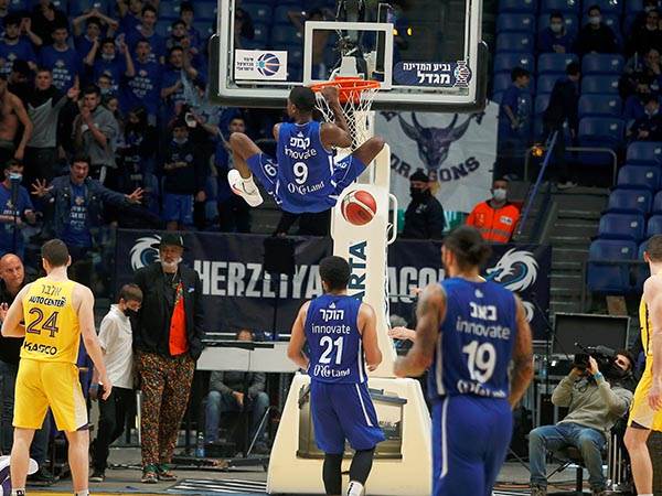 קמפ חוגג בדאנק (אלן שיבר)